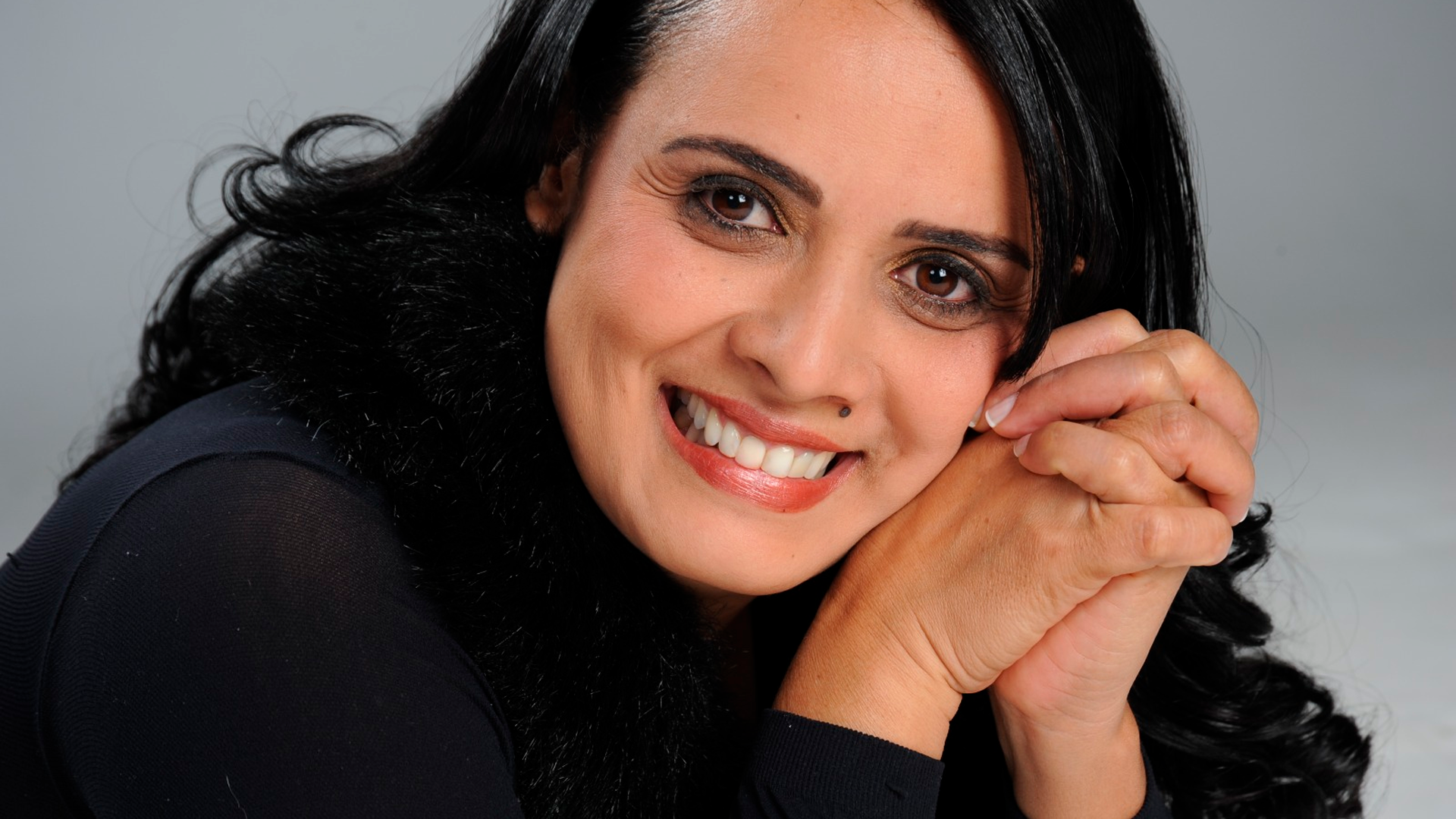 Acompanhe a cantora Dinah Abreu no Instagram